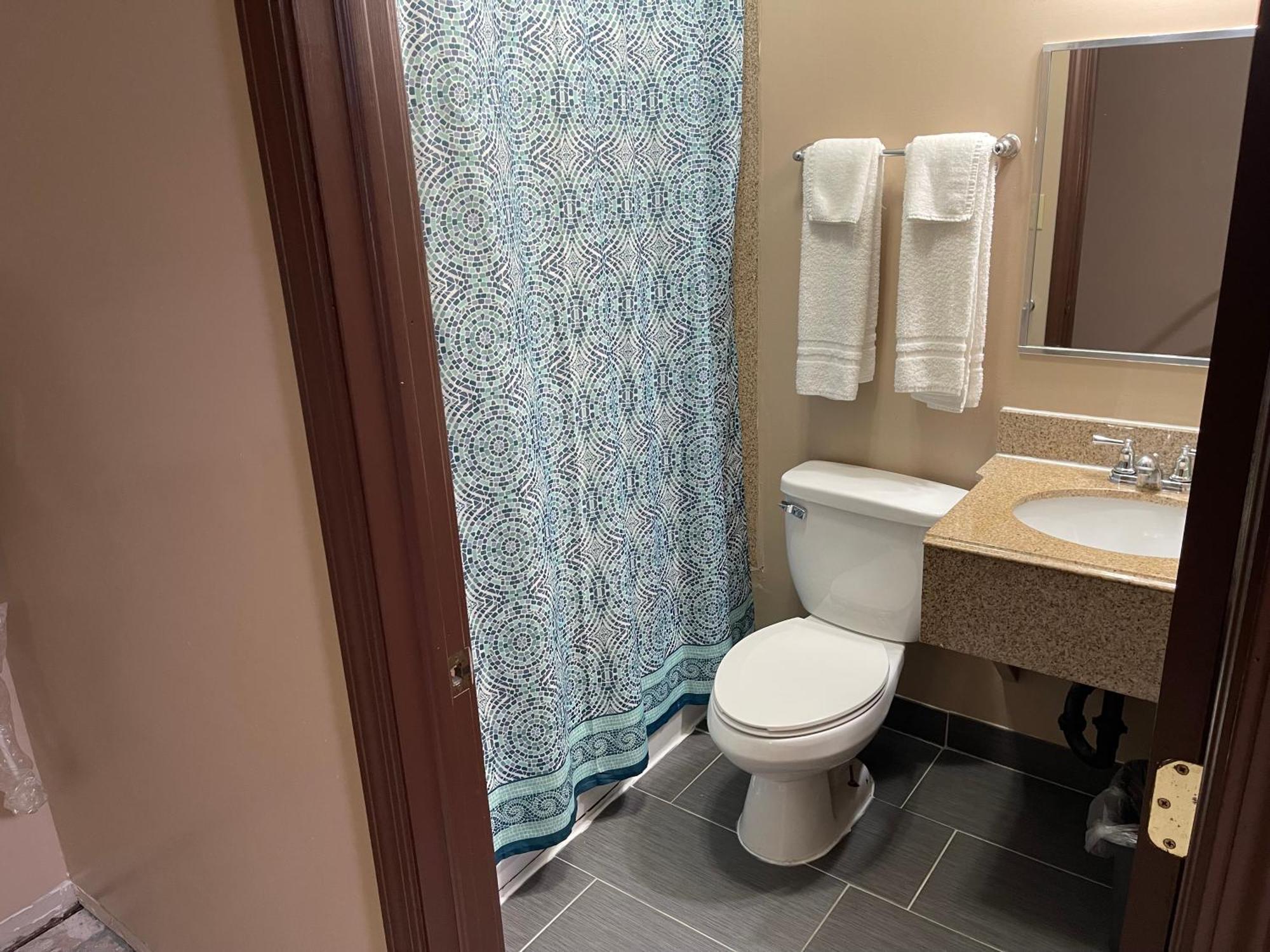 Economy Inn & Suites Ashtabula Exteriör bild