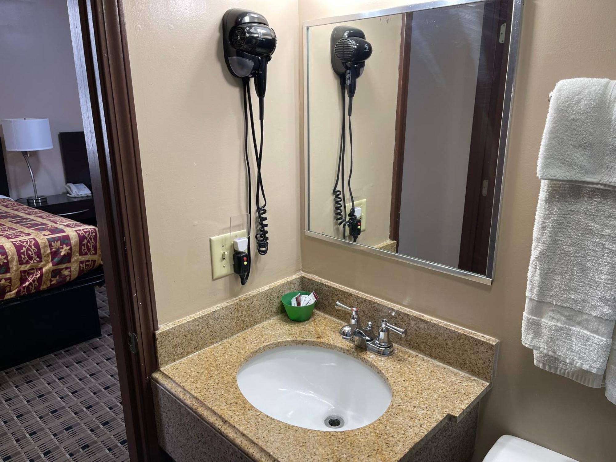 Economy Inn & Suites Ashtabula Exteriör bild