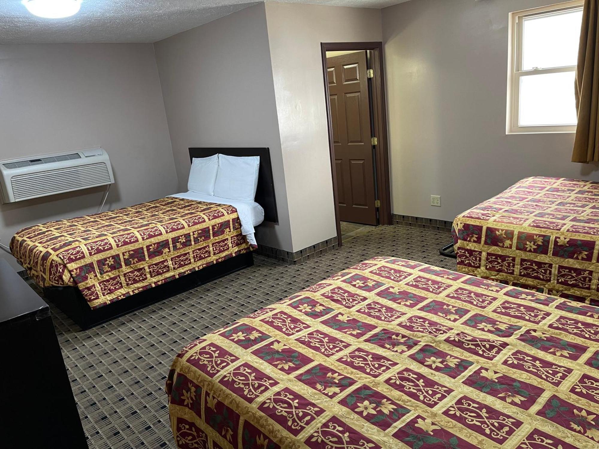 Economy Inn & Suites Ashtabula Exteriör bild
