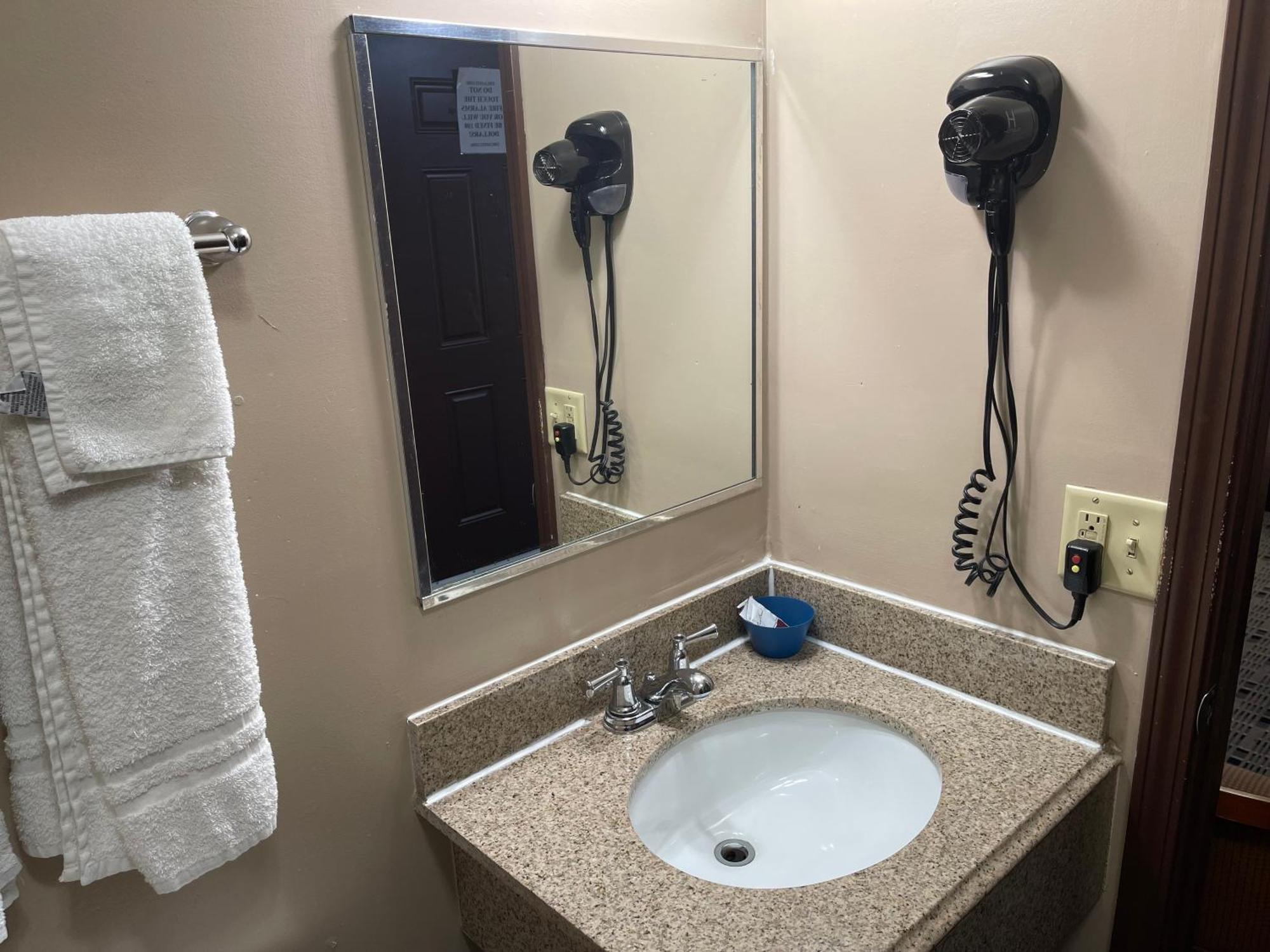 Economy Inn & Suites Ashtabula Exteriör bild