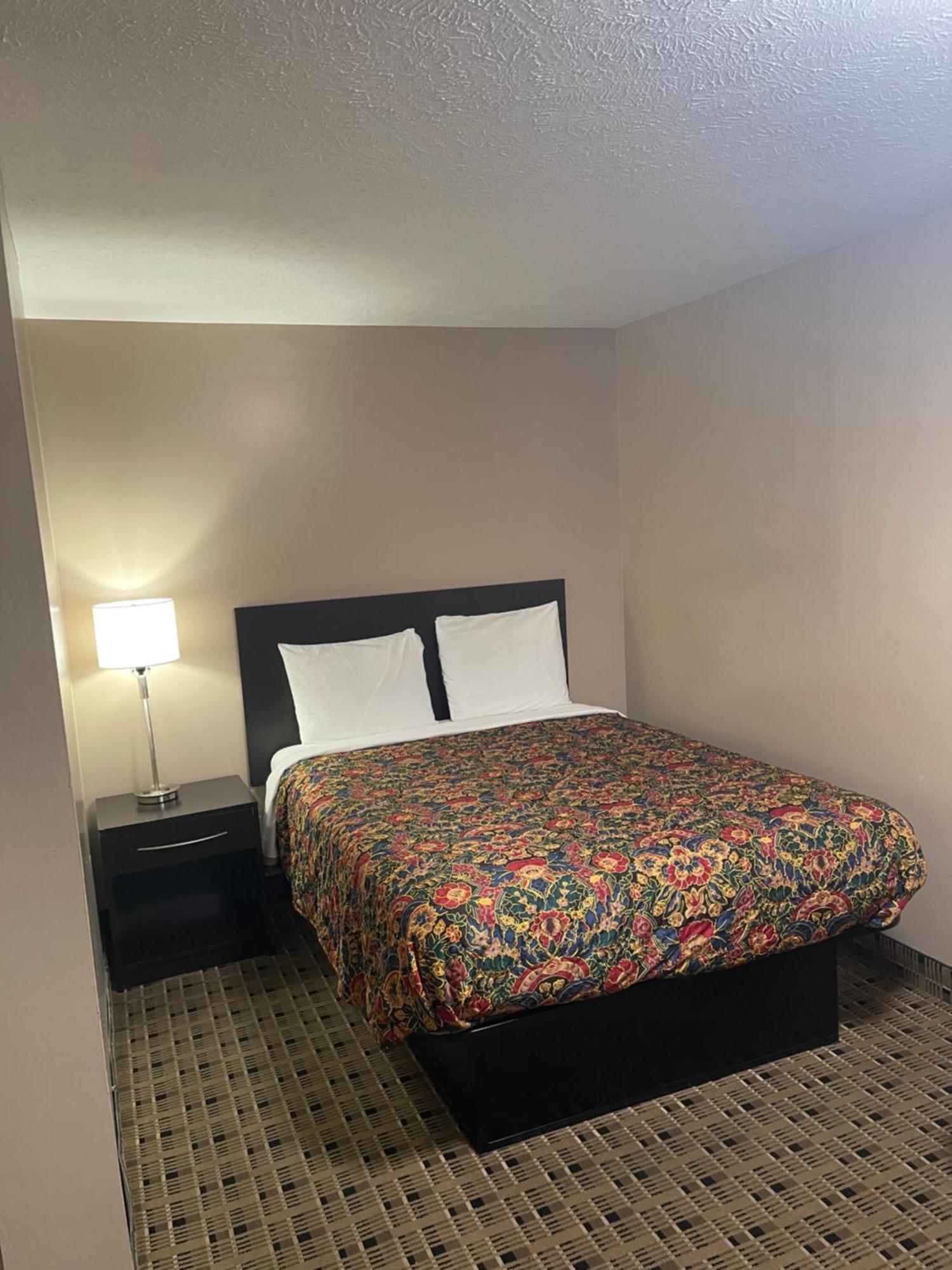 Economy Inn & Suites Ashtabula Exteriör bild