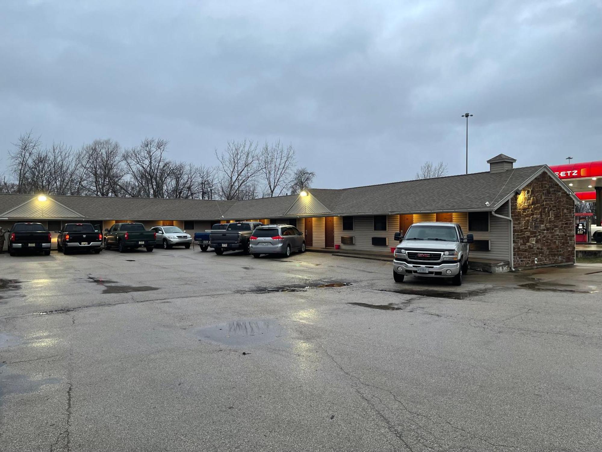 Economy Inn & Suites Ashtabula Exteriör bild