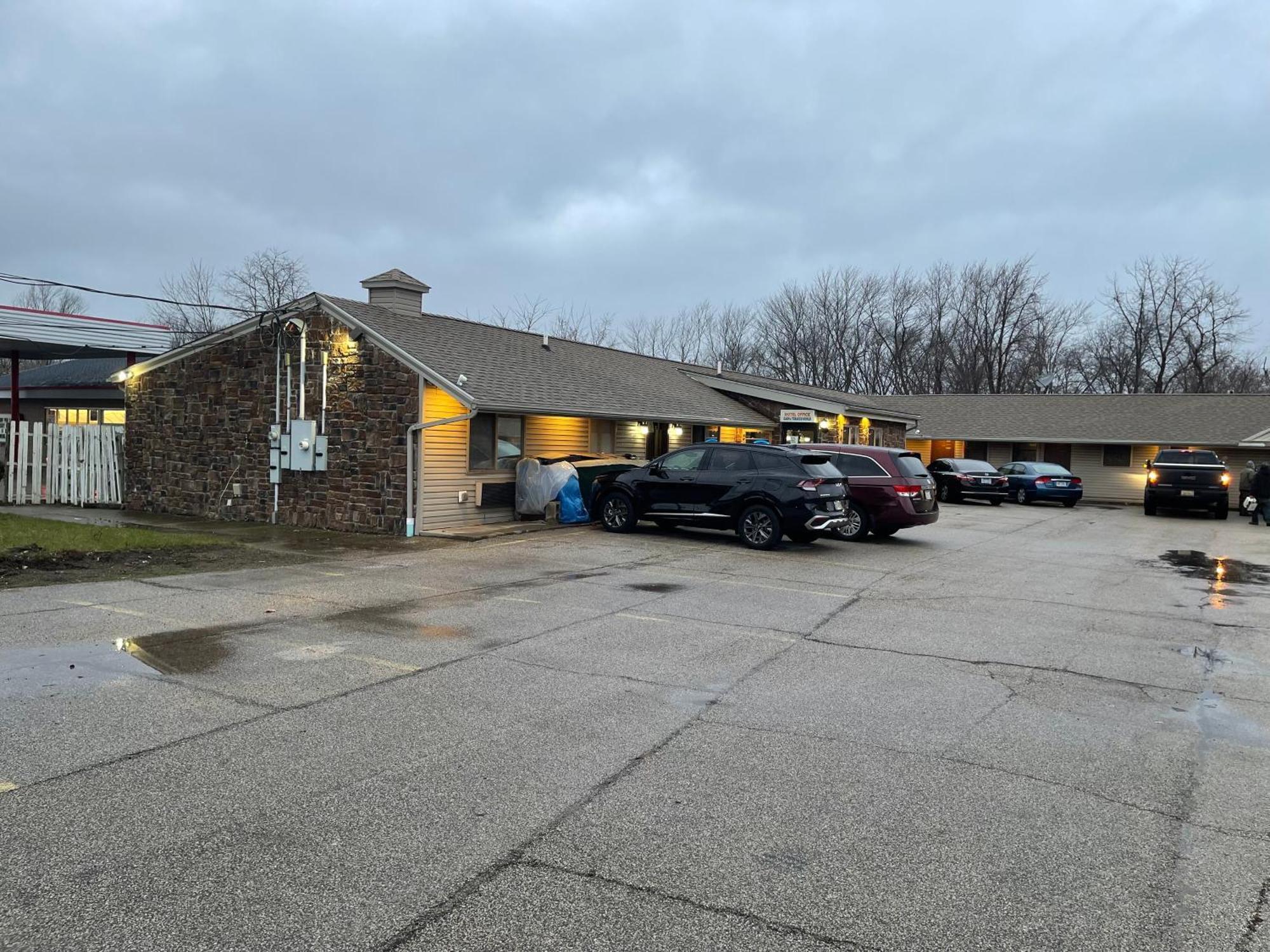 Economy Inn & Suites Ashtabula Exteriör bild