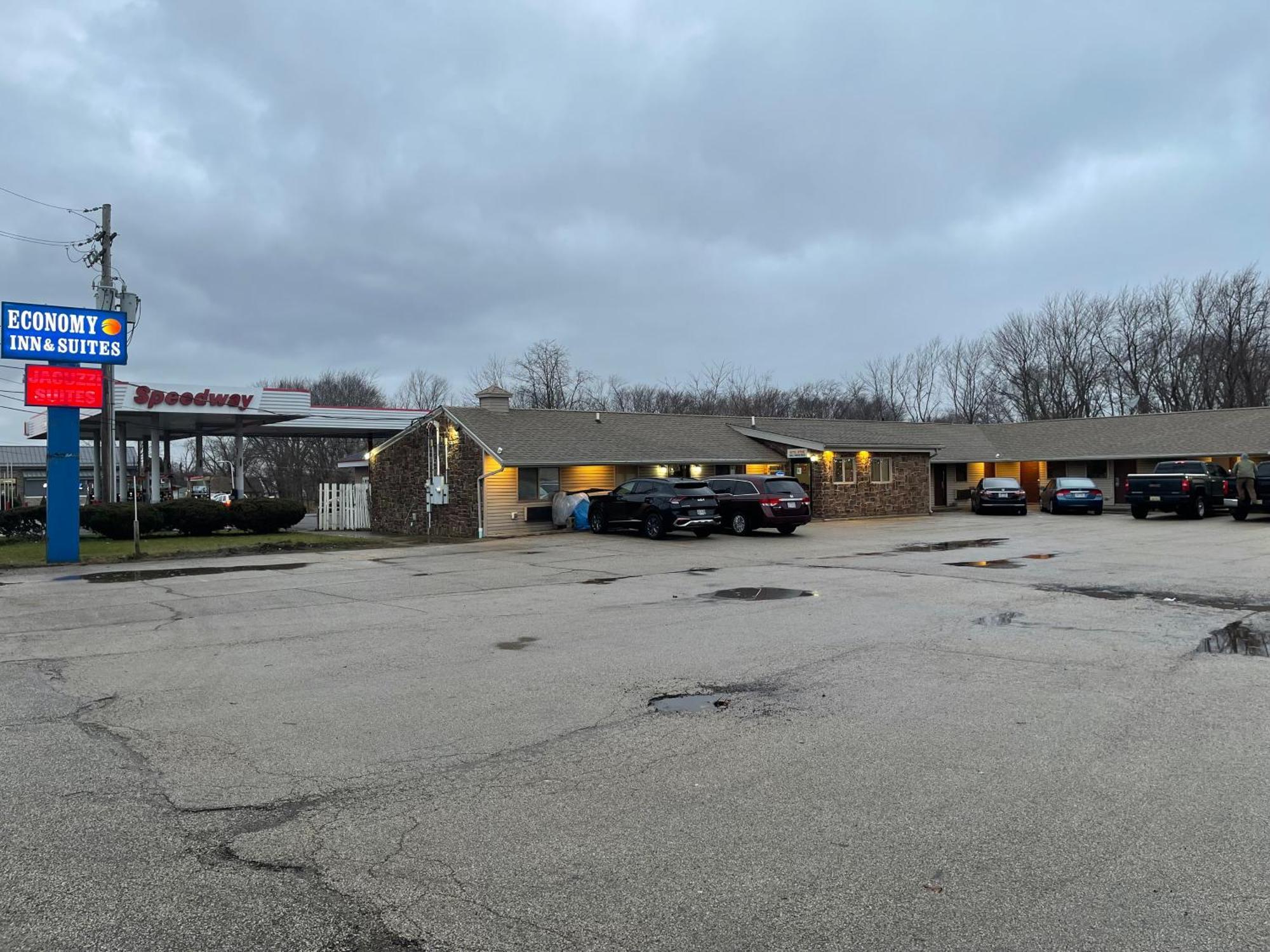 Economy Inn & Suites Ashtabula Exteriör bild
