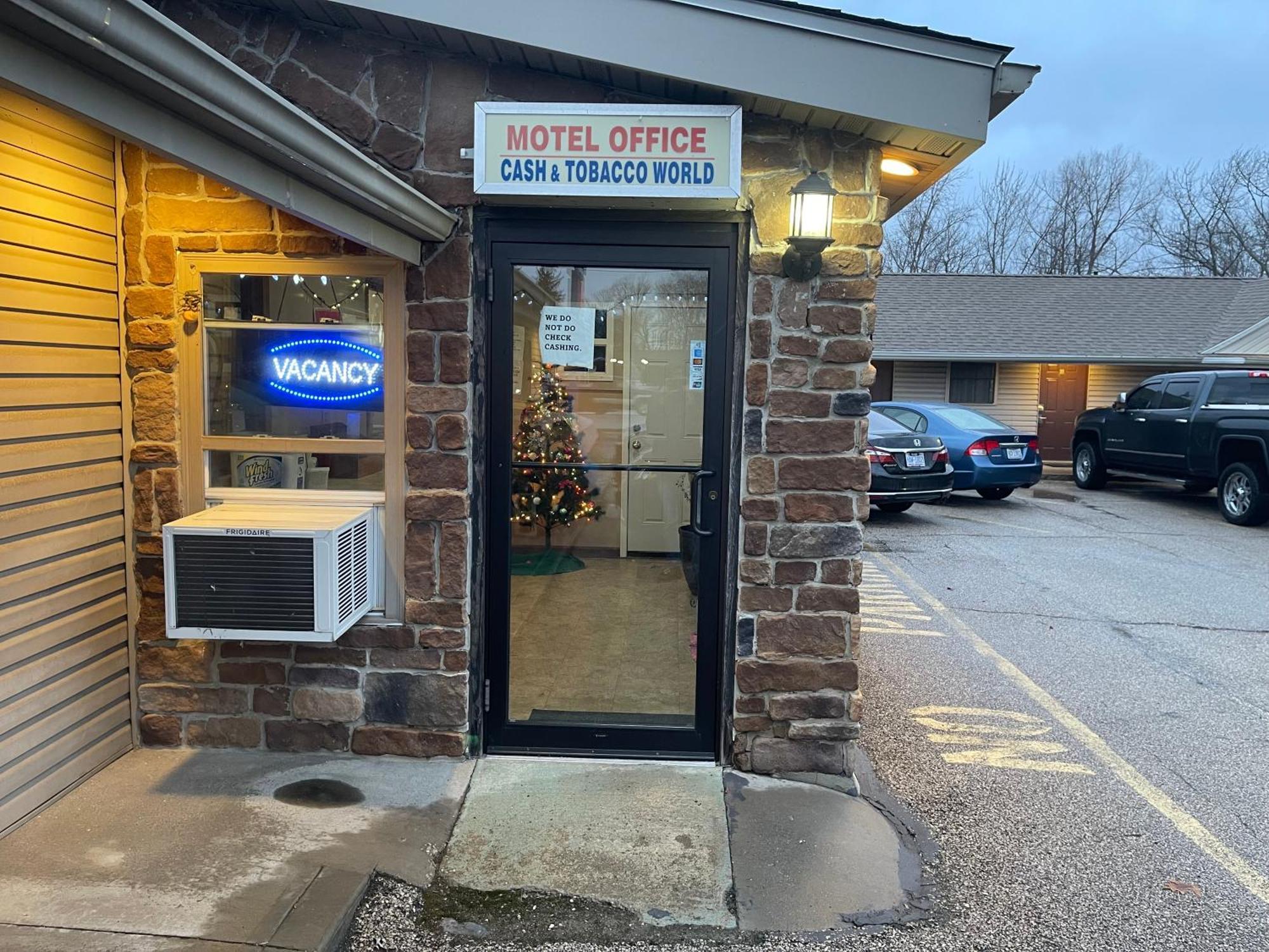Economy Inn & Suites Ashtabula Exteriör bild