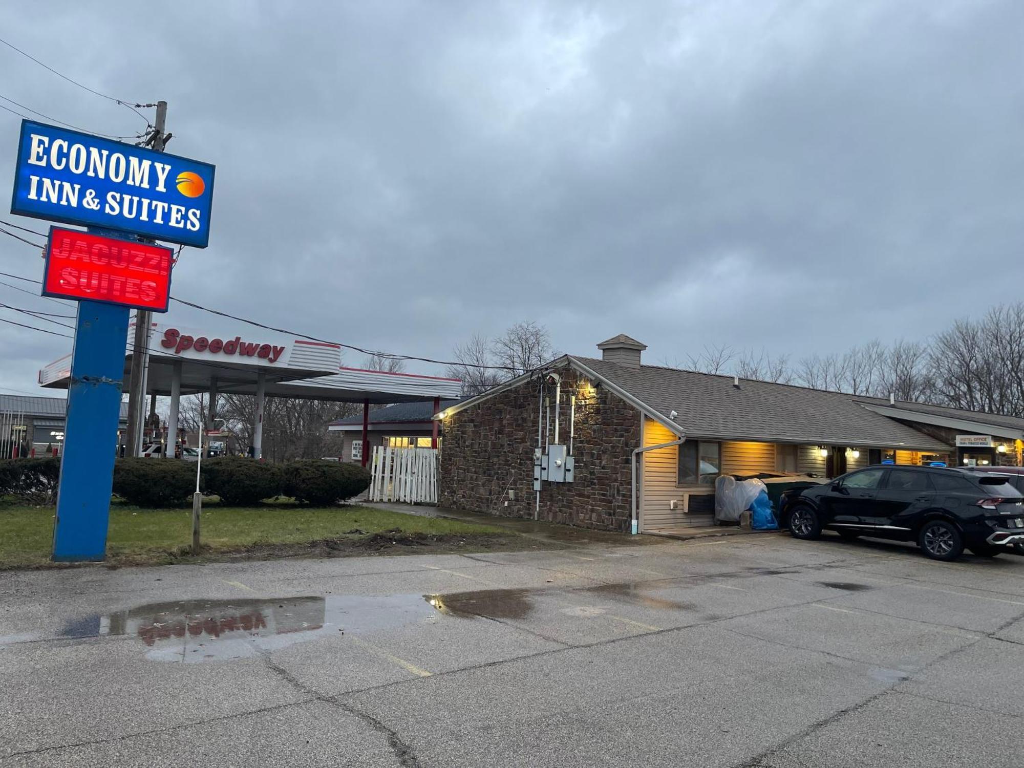 Economy Inn & Suites Ashtabula Exteriör bild