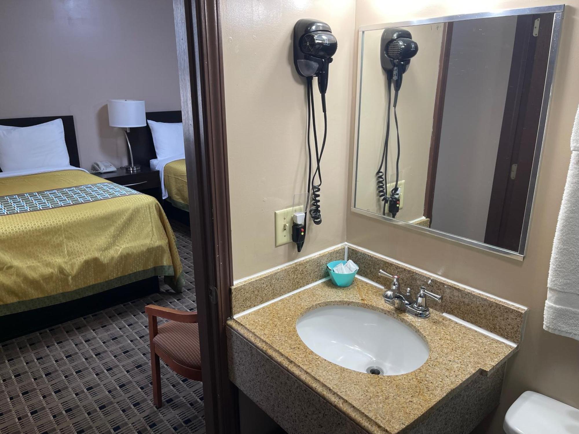 Economy Inn & Suites Ashtabula Exteriör bild