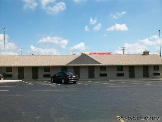 Economy Inn & Suites Ashtabula Exteriör bild
